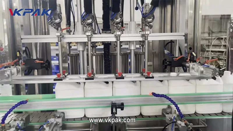 4 Head Piston HDPE Bottle Filling Machine Line