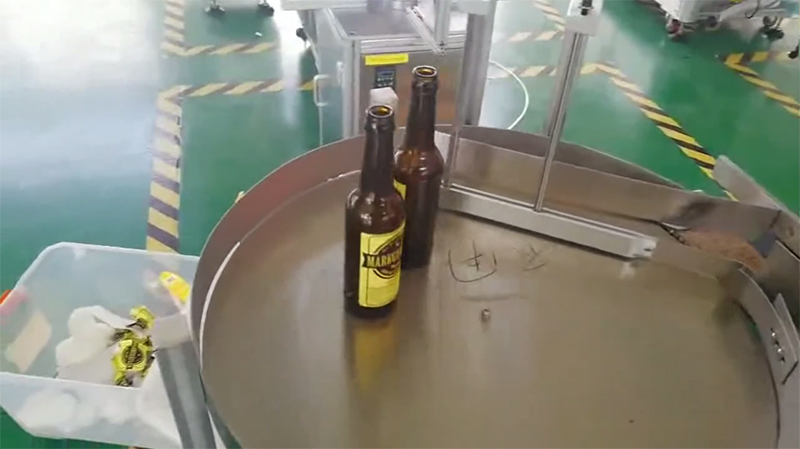 Automatická nálepka na pivní láhve [Jeden štítek pro tělo láhve]