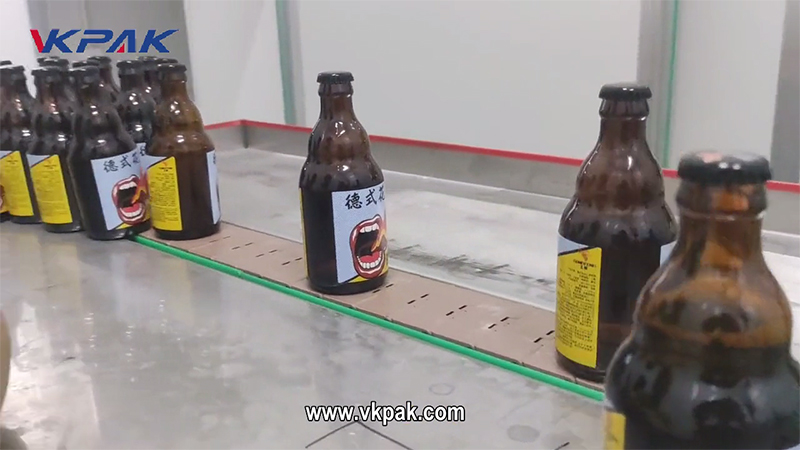 Automatický obal na pivní láhve kolem etiketovacího stroje [Jeden štítek pro tělo láhve]